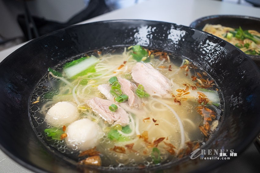 鄰近捷運菜寮站的巷中美食高湯麵，滷味排列像有強迫症般的好整齊