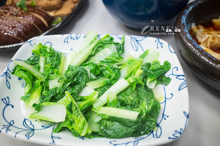 鄰近捷運菜寮站的巷中美食高湯麵，滷味排列像有強迫症般的好整齊