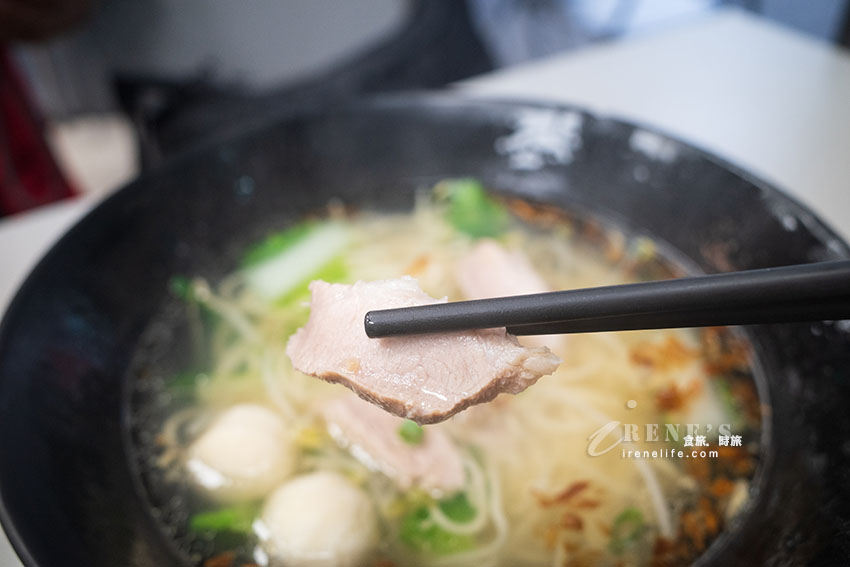 鄰近捷運菜寮站的巷中美食高湯麵，滷味排列像有強迫症般的好整齊
