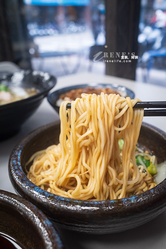 鄰近捷運菜寮站的巷中美食高湯麵，滷味排列像有強迫症般的好整齊