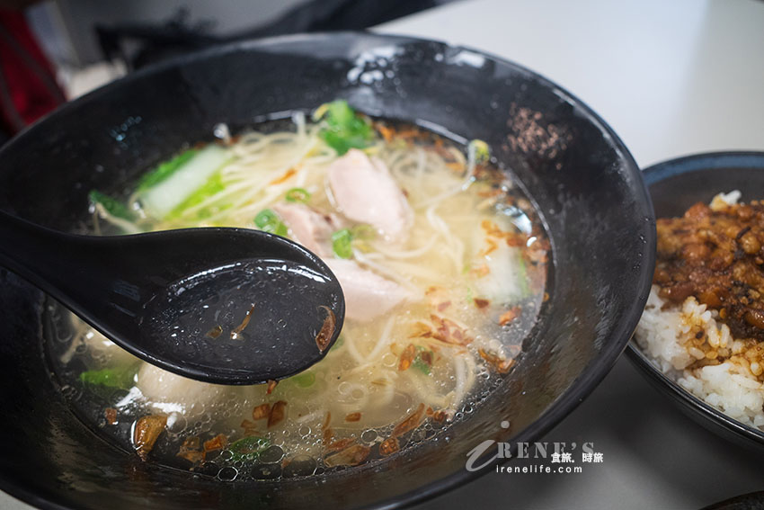 鄰近捷運菜寮站的巷中美食高湯麵，滷味排列像有強迫症般的好整齊