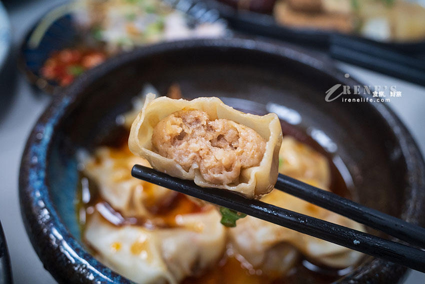鄰近捷運菜寮站的巷中美食高湯麵，滷味排列像有強迫症般的好整齊