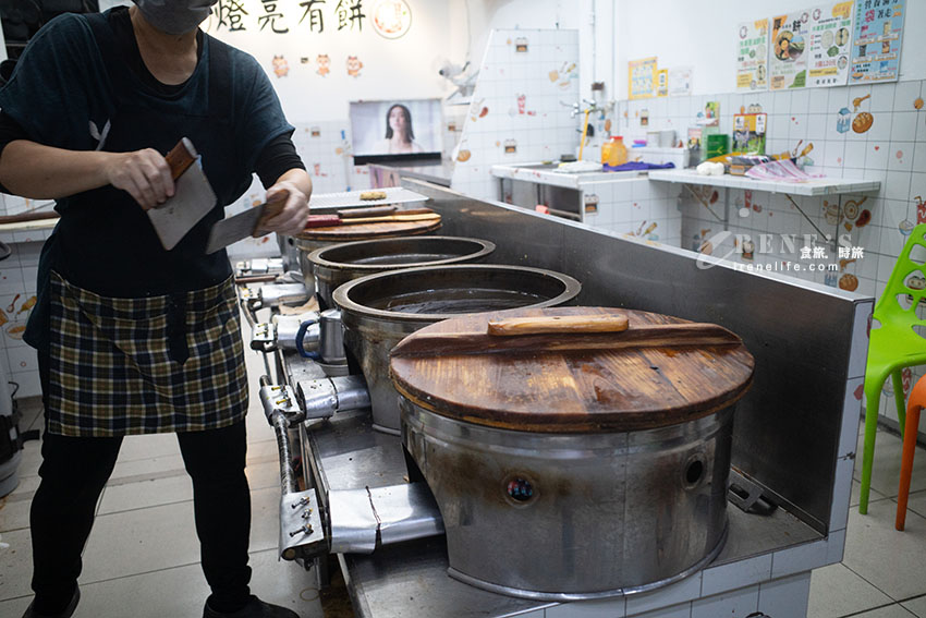 近北投市場燈亮有餅北投分店，每個人一次都買好幾張！蔥油餅、厚餅各有人氣
