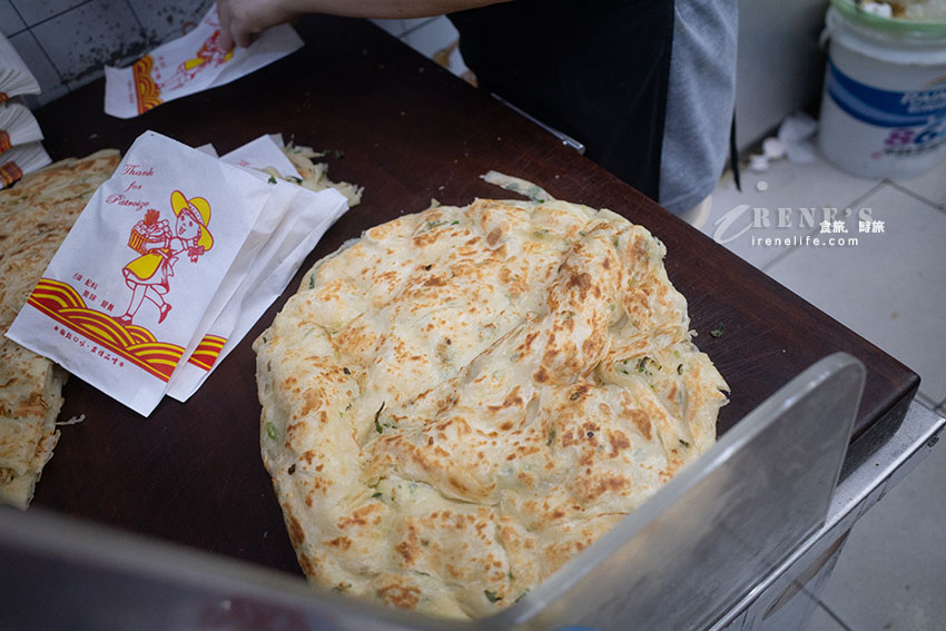 近北投市場燈亮有餅北投分店，每個人一次都買好幾張！蔥油餅、厚餅各有人氣