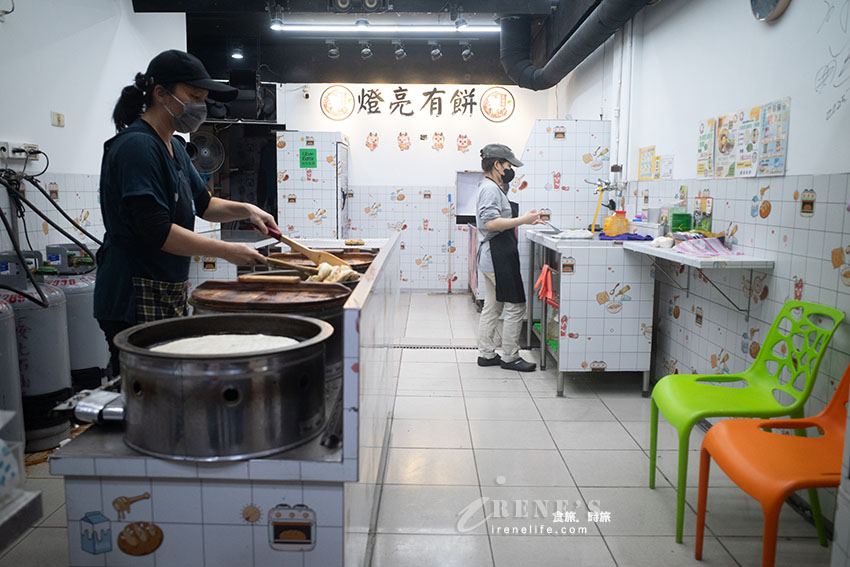 近北投市場燈亮有餅北投分店，每個人一次都買好幾張！蔥油餅、厚餅各有人氣