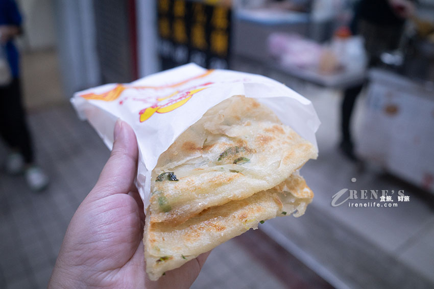 近北投市場燈亮有餅北投分店，每個人一次都買好幾張！蔥油餅、厚餅各有人氣
