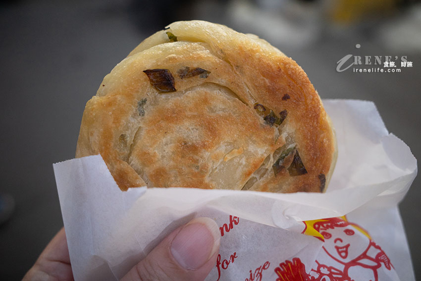 近北投市場燈亮有餅北投分店，每個人一次都買好幾張！蔥油餅、厚餅各有人氣