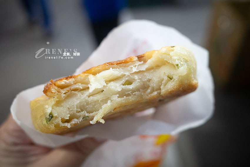近北投市場燈亮有餅北投分店，每個人一次都買好幾張！蔥油餅、厚餅各有人氣