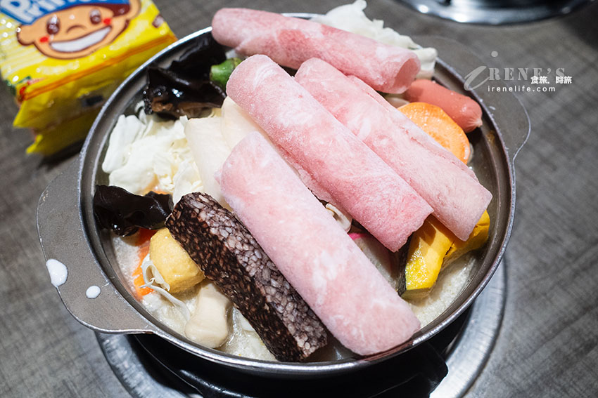 泰式風味的平價小火鍋，內用紅咖哩飯、王子麵、飲料、冰淇淋無限吃到飽
