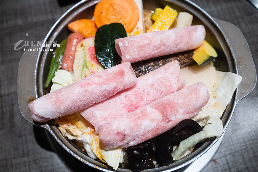 泰式風味的平價小火鍋，內用紅咖哩飯、王子麵、飲料、冰淇淋無限吃到飽