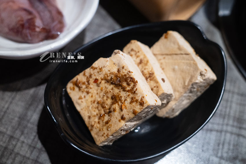 泰式風味的平價小火鍋，內用紅咖哩飯、王子麵、飲料、冰淇淋無限吃到飽