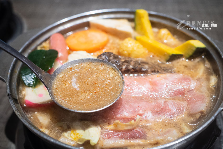 泰式風味的平價小火鍋，內用紅咖哩飯、王子麵、飲料、冰淇淋無限吃到飽