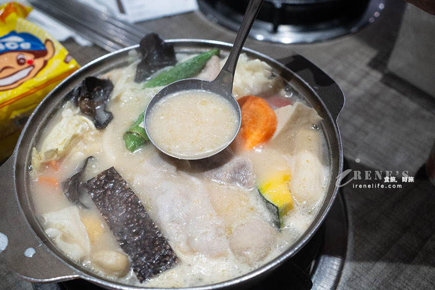 泰式風味的平價小火鍋，內用紅咖哩飯、王子麵、飲料、冰淇淋無限吃到飽