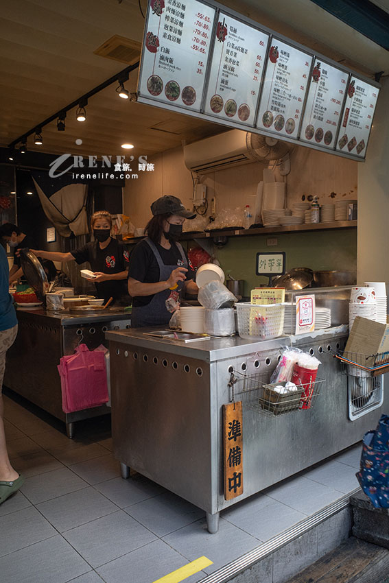 這家店太狂!人潮滿到塞滿通道,涼麵配豬腳的奇葩組合竟是絕配 這家店太狂!人潮滿到塞滿通道,涼麵配豬腳的奇葩組合竟是絕配
