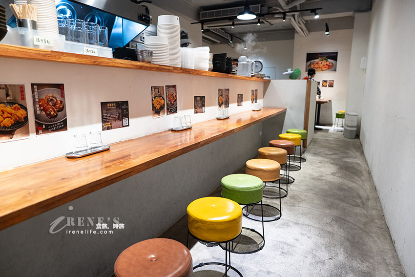台北車站藏身巷弄裡的香料咖哩專門店,期間限定的手剝大蝦的泰式紅咖哩超級推 台北車站藏身巷弄裡的香料咖哩專門店,期間限定的手剝大蝦的泰式紅咖哩超級推