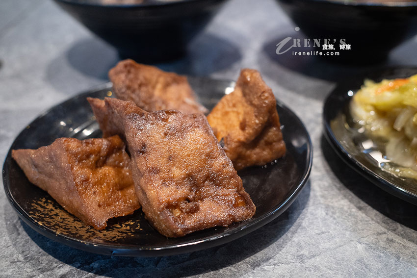 三重集美街新開幕小吃店｜魯肉飯配排骨酥湯就是讚，還可以免費續湯