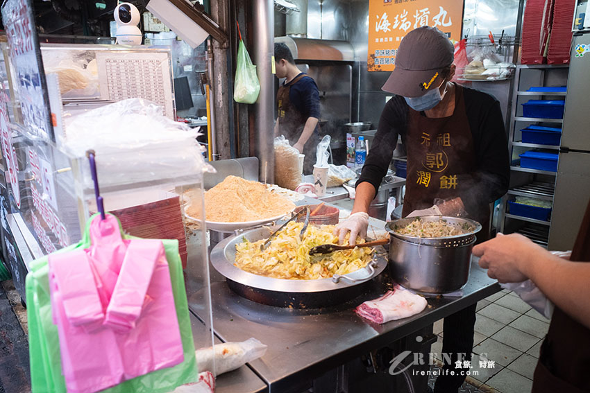 新竹城隍廟小吃巡禮，跟拳頭一樣大的芋泥球、人氣排隊潤餅、爆餡的古早味現烤蛋糕、座無虛席的許二姐