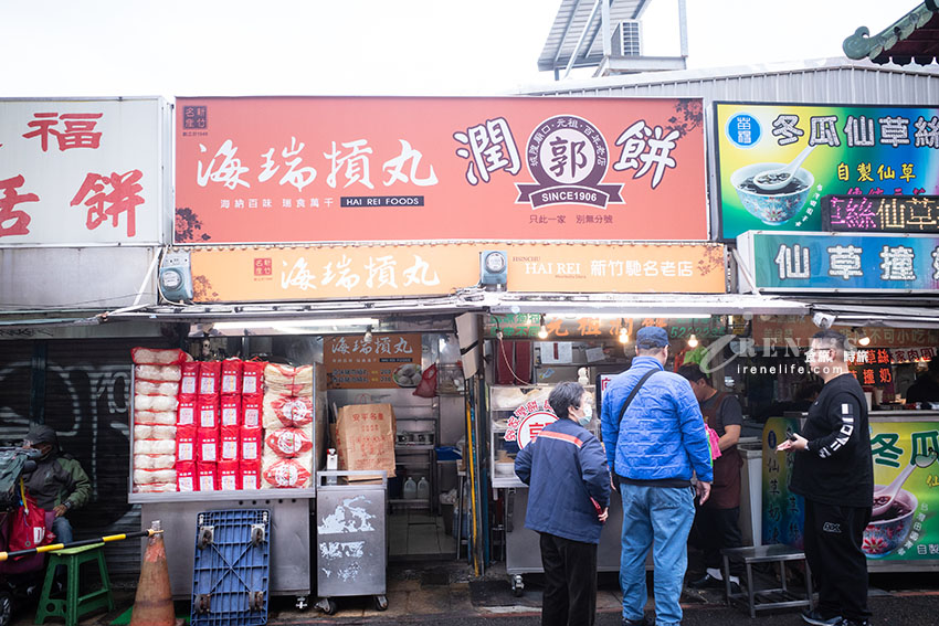 新竹城隍廟小吃巡禮，跟拳頭一樣大的芋泥球、人氣排隊潤餅、爆餡的古早味現烤蛋糕、座無虛席的許二姐