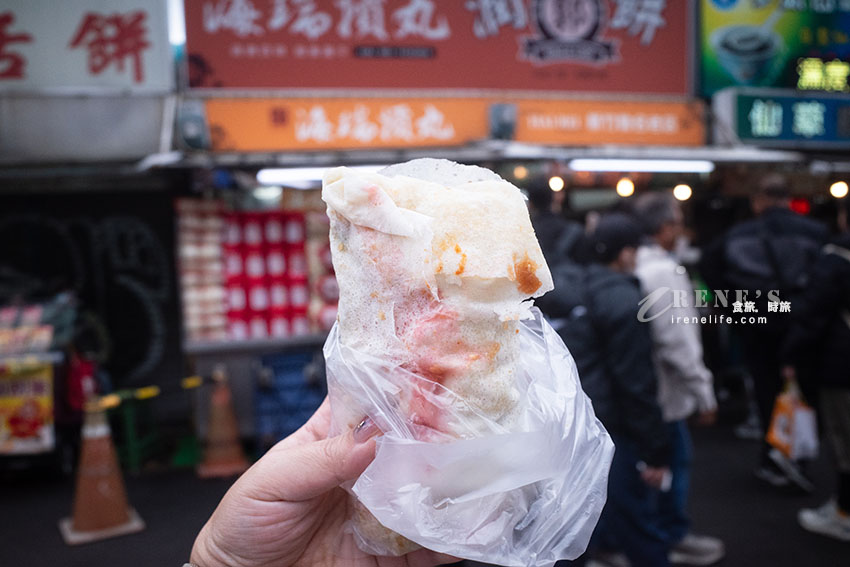 新竹城隍廟小吃巡禮，跟拳頭一樣大的芋泥球、人氣排隊潤餅、爆餡的古早味現烤蛋糕、座無虛席的許二姐