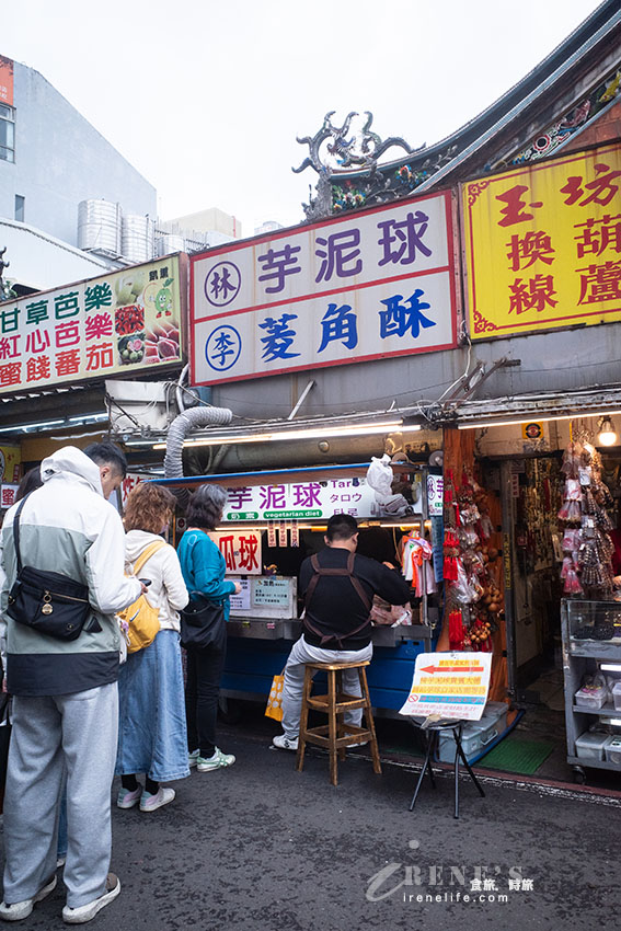 新竹城隍廟小吃巡禮，跟拳頭一樣大的芋泥球、人氣排隊潤餅、爆餡的古早味現烤蛋糕、座無虛席的許二姐