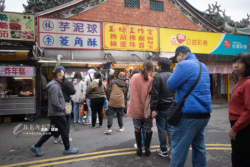 新竹城隍廟小吃巡禮，跟拳頭一樣大的芋泥球、人氣排隊潤餅、爆餡的古早味現烤蛋糕、座無虛席的許二姐