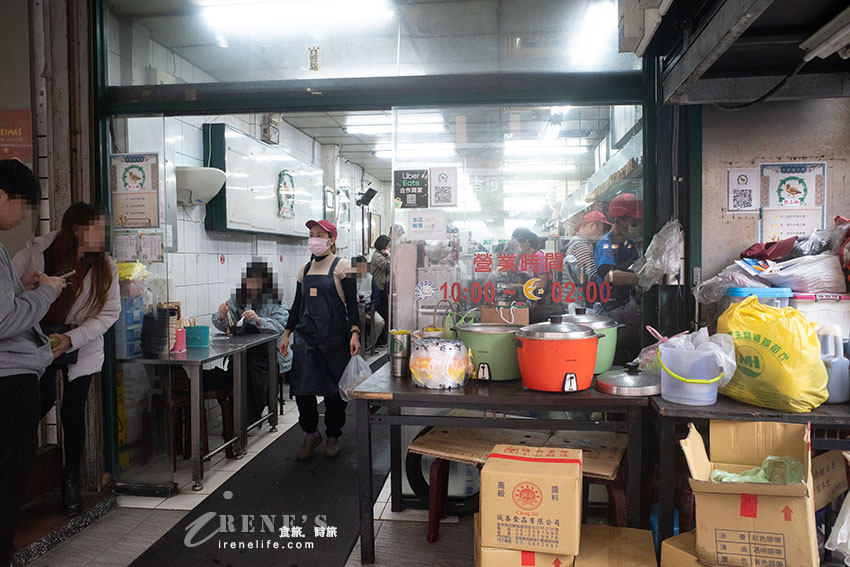 新竹城隍廟小吃巡禮，跟拳頭一樣大的芋泥球、人氣排隊潤餅、爆餡的古早味現烤蛋糕、座無虛席的許二姐