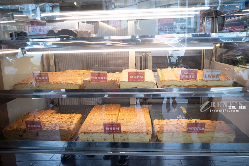 新竹城隍廟小吃巡禮，跟拳頭一樣大的芋泥球、人氣排隊潤餅、爆餡的古早味現烤蛋糕、座無虛席的許二姐