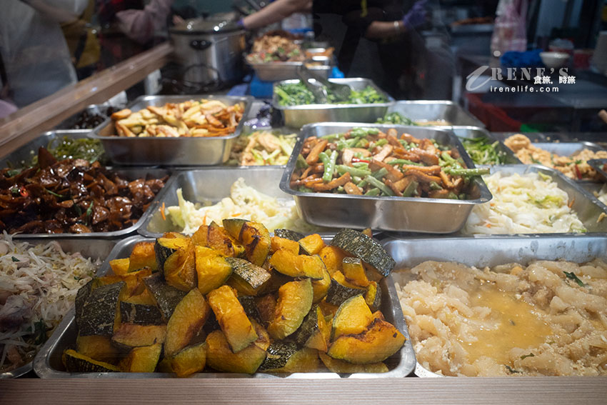 雞湯鹹粥最便宜一碗只要35元!還有5塊大豬肉片!各式現做配菜15元起 雞湯鹹粥最便宜一碗只要35元!還有5塊大豬肉片!各式現做配菜15元起