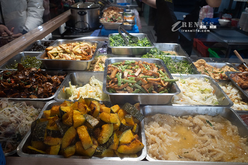 雞湯鹹粥最便宜一碗只要35元!還有5塊大豬肉片!各式現做配菜15元起 雞湯鹹粥最便宜一碗只要35元!還有5塊大豬肉片!各式現做配菜15元起