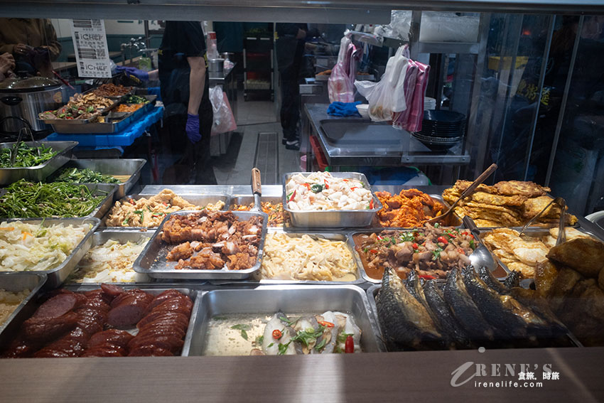 雞湯鹹粥最便宜一碗只要35元!還有5塊大豬肉片!各式現做配菜15元起 雞湯鹹粥最便宜一碗只要35元!還有5塊大豬肉片!各式現做配菜15元起