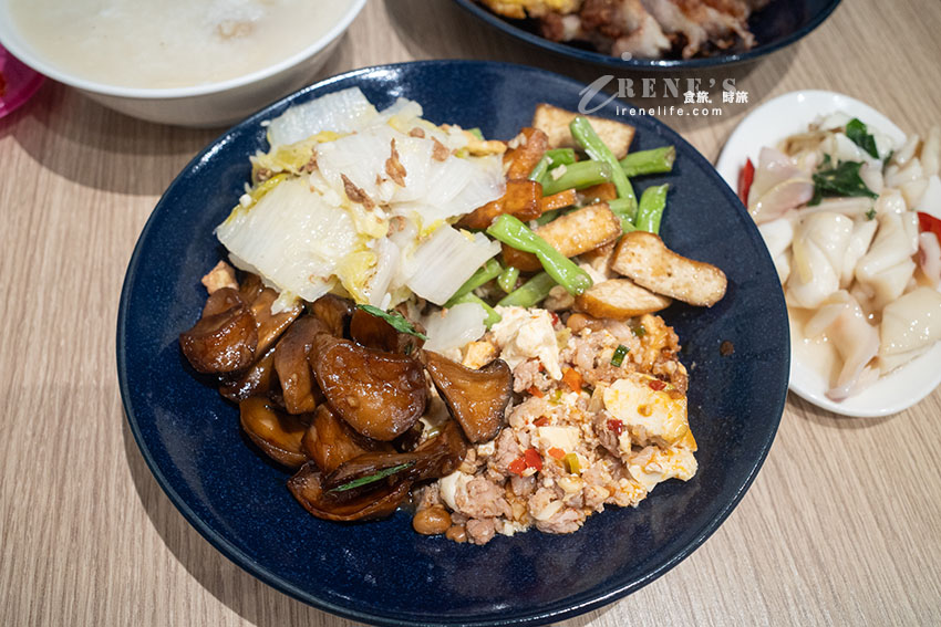雞湯鹹粥最便宜一碗只要35元!還有5塊大豬肉片!各式現做配菜15元起 雞湯鹹粥最便宜一碗只要35元!還有5塊大豬肉片!各式現做配菜15元起