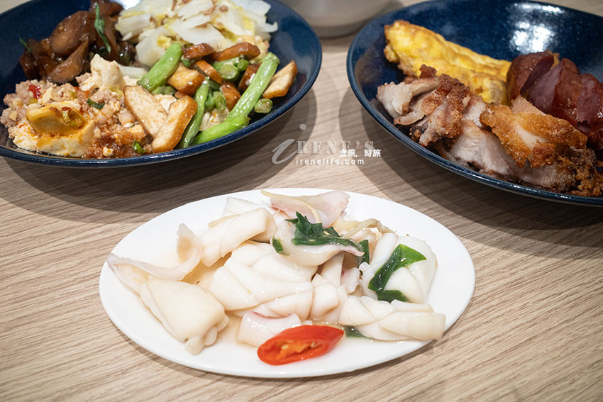 雞湯鹹粥最便宜一碗只要35元!還有5塊大豬肉片!各式現做配菜15元起 雞湯鹹粥最便宜一碗只要35元!還有5塊大豬肉片!各式現做配菜15元起