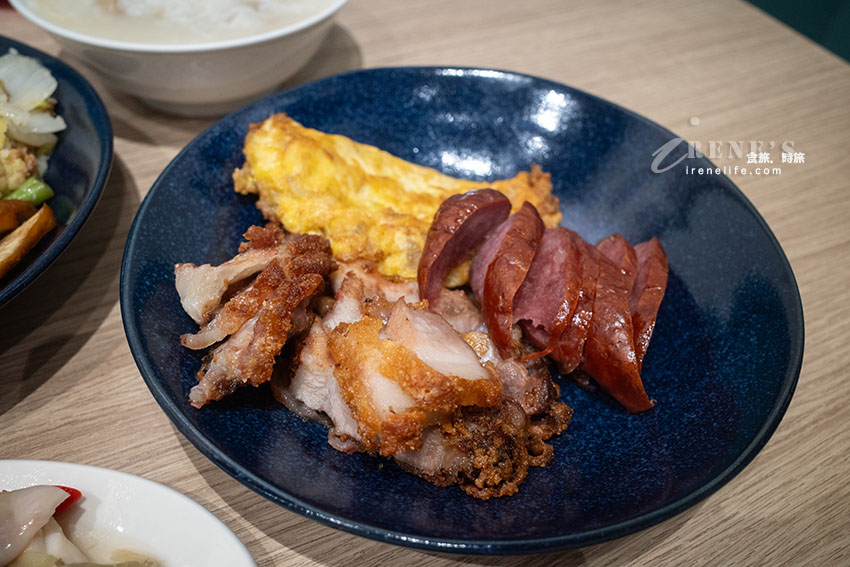 雞湯鹹粥最便宜一碗只要35元!還有5塊大豬肉片!各式現做配菜15元起 雞湯鹹粥最便宜一碗只要35元!還有5塊大豬肉片!各式現做配菜15元起