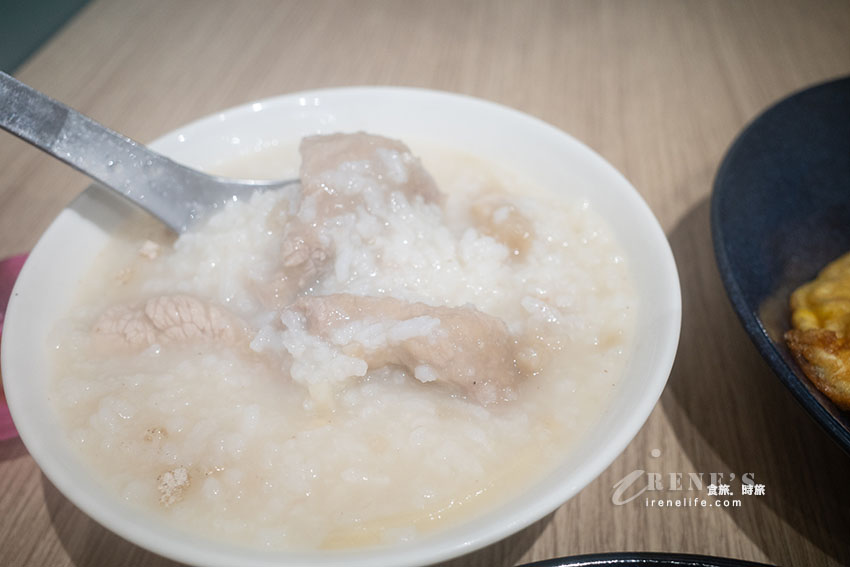 雞湯鹹粥最便宜一碗只要35元!還有5塊大豬肉片!各式現做配菜15元起 雞湯鹹粥最便宜一碗只要35元!還有5塊大豬肉片!各式現做配菜15元起