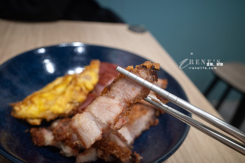雞湯鹹粥最便宜一碗只要35元!還有5塊大豬肉片!各式現做配菜15元起 雞湯鹹粥最便宜一碗只要35元!還有5塊大豬肉片!各式現做配菜15元起