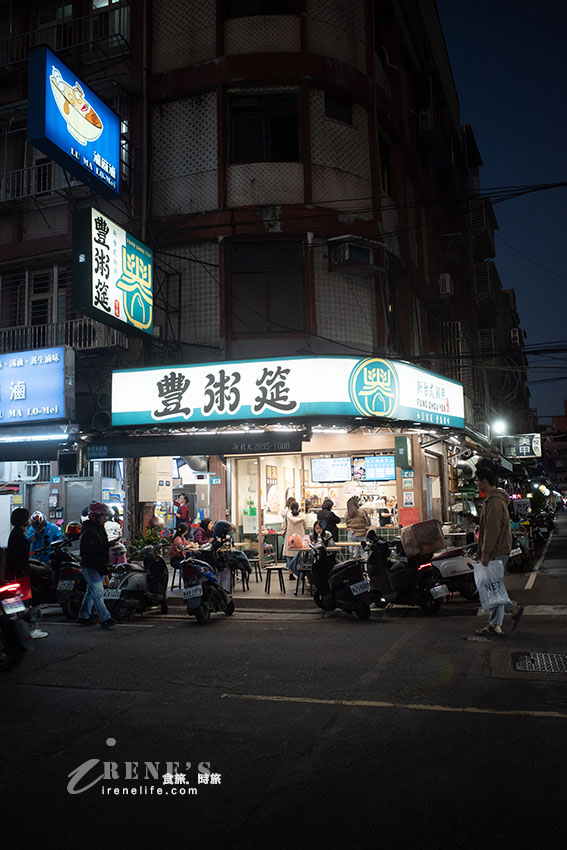 雞湯鹹粥最便宜一碗只要35元!還有5塊大豬肉片!各式現做配菜15元起 雞湯鹹粥最便宜一碗只要35元!還有5塊大豬肉片!各式現做配菜15元起