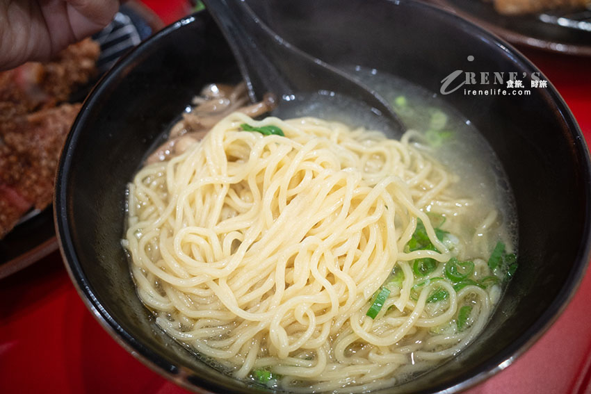 在台北市一碗雞湯拉麵配炸豬排只賣198元？！不收服務費還有飲料無限暢飲