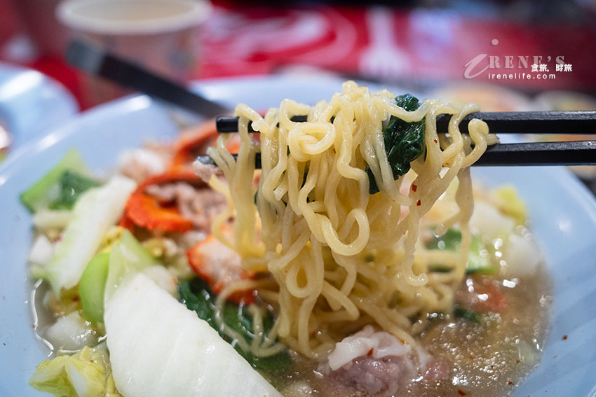 士林夜市全新美食，船麵不稀奇，泰式叉燒麵接地氣，一秒宛如到泰國