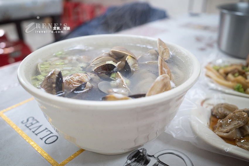 台北浮誇蛤蜊麵，滿到看不到底下的麵！清湯、藥膳都好喝，還可以加鮮蝦