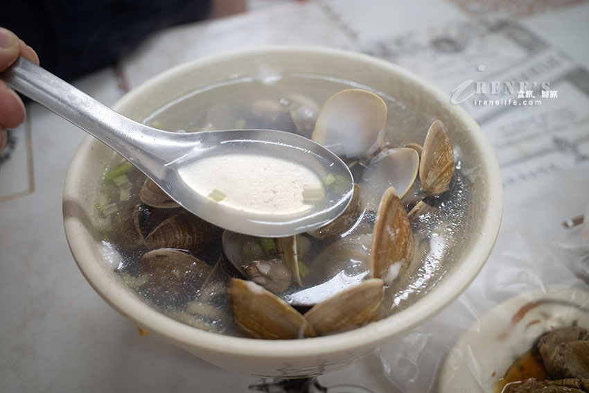 台北浮誇蛤蜊麵，滿到看不到底下的麵！清湯、藥膳都好喝，還可以加鮮蝦