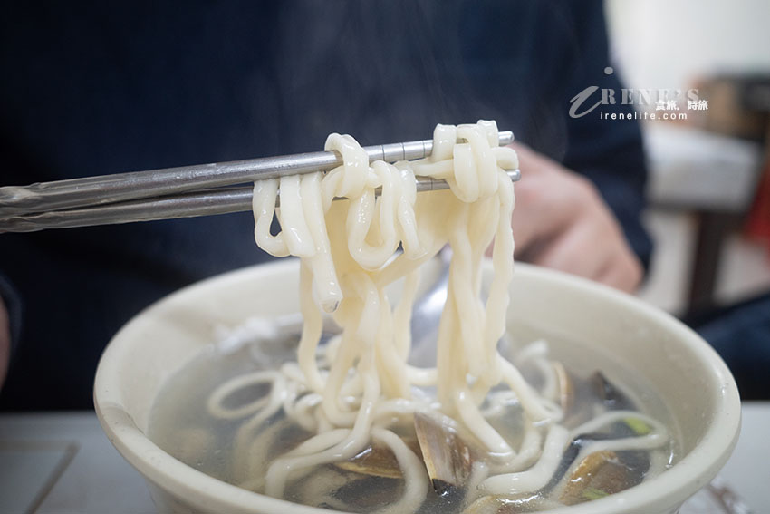 台北浮誇蛤蜊麵，滿到看不到底下的麵！清湯、藥膳都好喝，還可以加鮮蝦
