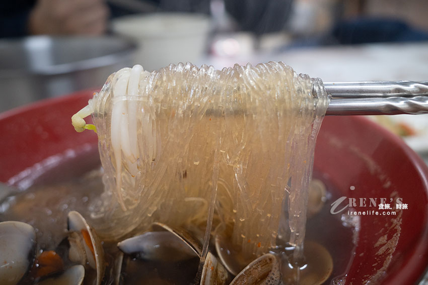 台北浮誇蛤蜊麵，滿到看不到底下的麵！清湯、藥膳都好喝，還可以加鮮蝦