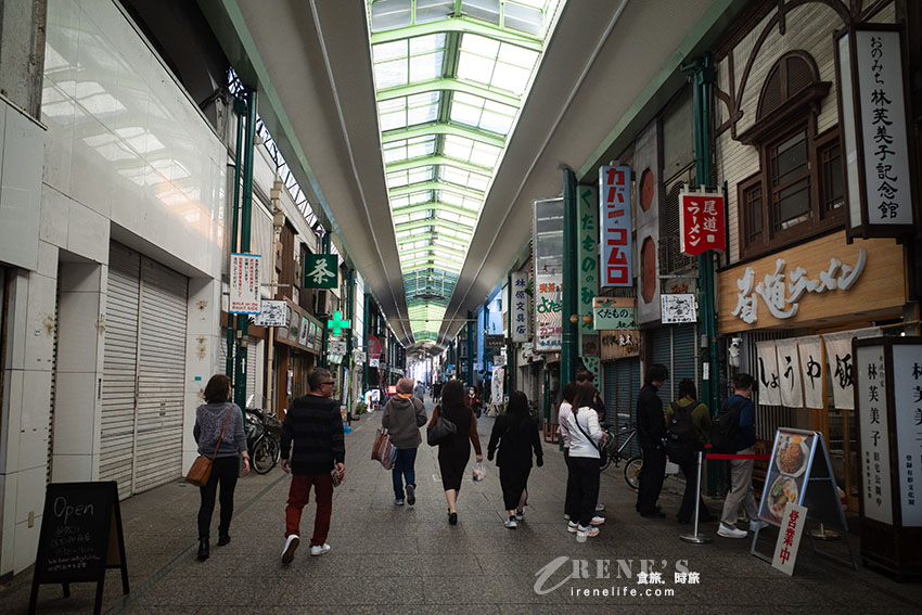 尾道商店街上的老字號尾道拉麵,人氣炒飯和自家製炸雞不可少,蔬菜拉麵可以吃到好多菜~ 尾道商店街上的老字號尾道拉麵,人氣炒飯和自家製炸雞不可少,蔬菜拉麵可以吃到好多菜~