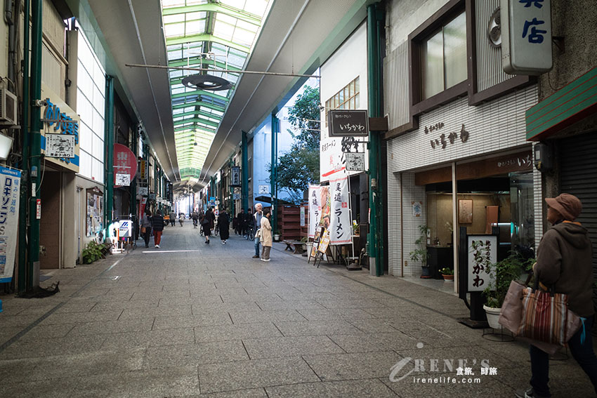 尾道商店街上的老字號尾道拉麵,人氣炒飯和自家製炸雞不可少,蔬菜拉麵可以吃到好多菜~ 尾道商店街上的老字號尾道拉麵,人氣炒飯和自家製炸雞不可少,蔬菜拉麵可以吃到好多菜~