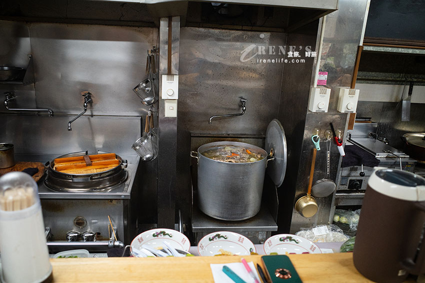 尾道商店街上的老字號尾道拉麵,人氣炒飯和自家製炸雞不可少,蔬菜拉麵可以吃到好多菜~ 尾道商店街上的老字號尾道拉麵,人氣炒飯和自家製炸雞不可少,蔬菜拉麵可以吃到好多菜~