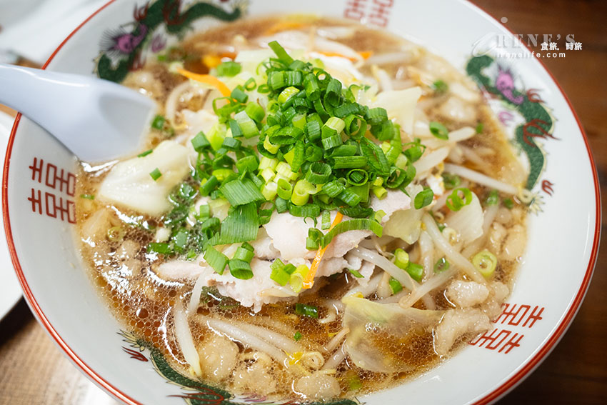 尾道商店街上的老字號尾道拉麵,人氣炒飯和自家製炸雞不可少,蔬菜拉麵可以吃到好多菜~ 尾道商店街上的老字號尾道拉麵,人氣炒飯和自家製炸雞不可少,蔬菜拉麵可以吃到好多菜~