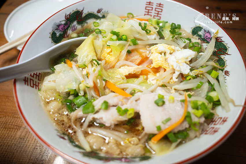 尾道商店街上的老字號尾道拉麵,人氣炒飯和自家製炸雞不可少,蔬菜拉麵可以吃到好多菜~ 尾道商店街上的老字號尾道拉麵,人氣炒飯和自家製炸雞不可少,蔬菜拉麵可以吃到好多菜~