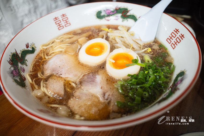 尾道商店街上的老字號尾道拉麵，人氣炒飯和自家製炸雞不可少，蔬菜拉麵可以吃到好多菜～ @Irene's 食旅．時旅