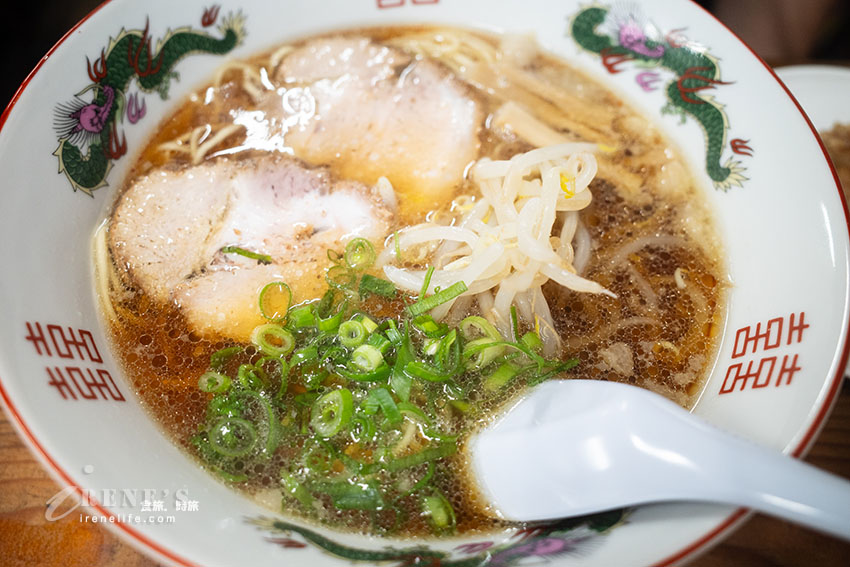 尾道商店街上的老字號尾道拉麵,人氣炒飯和自家製炸雞不可少,蔬菜拉麵可以吃到好多菜~ 尾道商店街上的老字號尾道拉麵,人氣炒飯和自家製炸雞不可少,蔬菜拉麵可以吃到好多菜~