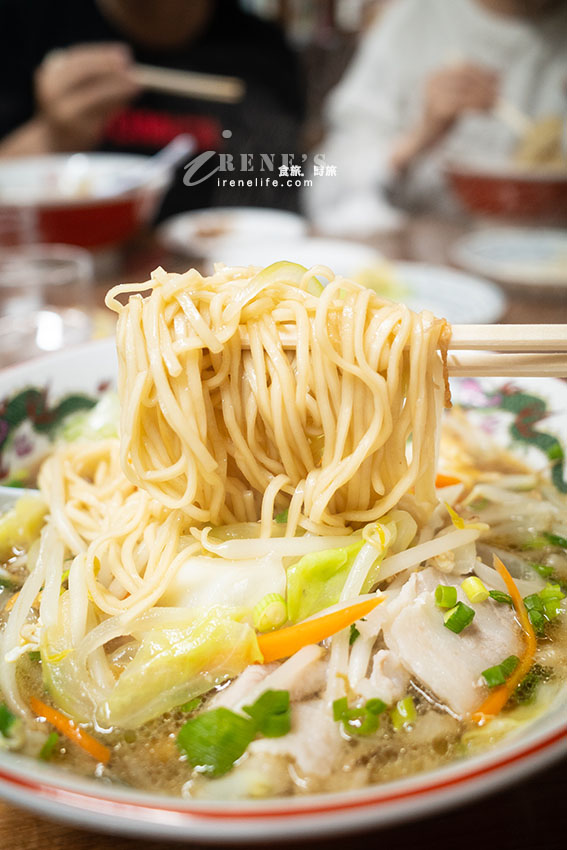 尾道商店街上的老字號尾道拉麵,人氣炒飯和自家製炸雞不可少,蔬菜拉麵可以吃到好多菜~ 尾道商店街上的老字號尾道拉麵,人氣炒飯和自家製炸雞不可少,蔬菜拉麵可以吃到好多菜~